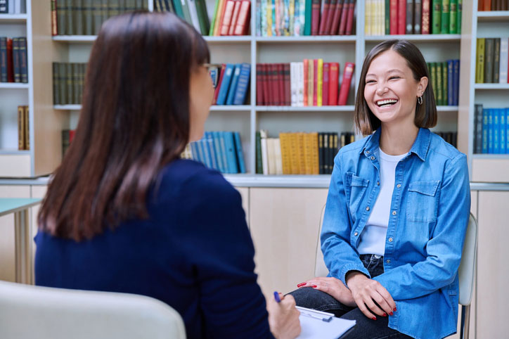 forensic psychologist talking with patient